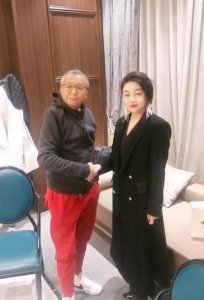 ​《征服》宋老虎罕现身，和美女合影戒指瞩目，紧握对方不松手遭批