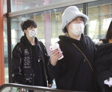 大张伟和经纪人老婆现身,妻子刘迎身材丰满,“男友力”十足