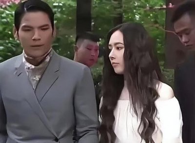 ​郭碧婷向佐同框全程冷脸不互动，牵手细节引热议