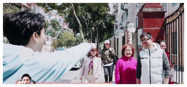 袁成杰带陈芊芊参观儿时童年地被嫌弃,失望至极最后态度暴露教养