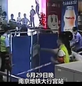 “我要生了!”孕妇地铁站口突然临盆,这一幕太暖心