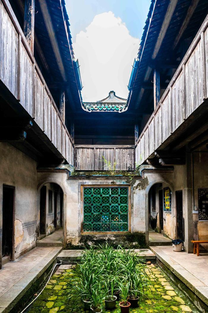 广东最牛的古村落,100多年前由印尼土豪出资建造,游客:太豪了