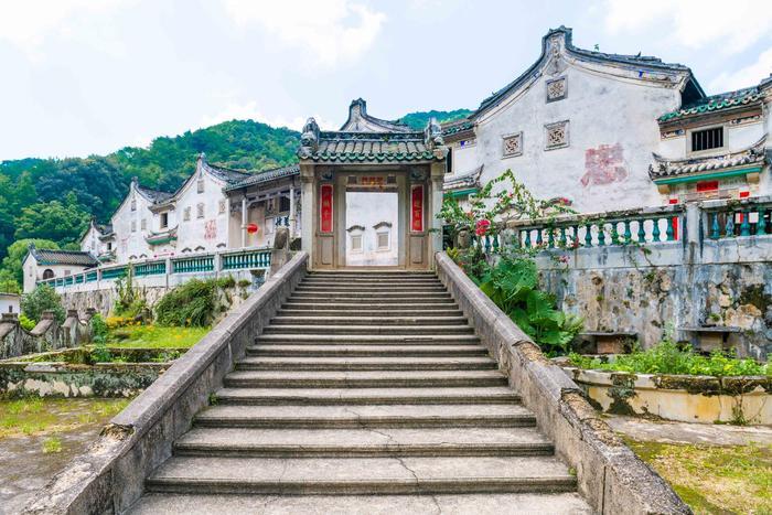 广东最牛的古村落,100多年前由印尼土豪出资建造,游客:太豪了