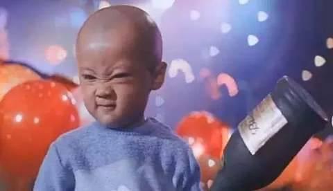 他是《最佳拍档》里光头佬的儿子,如今摆摊卖水果!