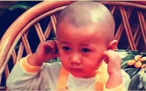 他是《最佳拍档》里光头佬的儿子,如今摆摊卖水果!