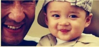 他是《最佳拍档》里光头佬的儿子,如今摆摊卖水果!