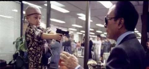 他是《最佳拍档》里光头佬的儿子,如今摆摊卖水果!