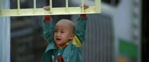 他是《最佳拍档》里光头佬的儿子,如今摆摊卖水果!