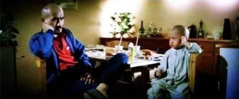 他是《最佳拍档》里光头佬的儿子,如今摆摊卖水果!