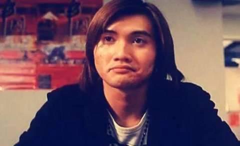 他是《最佳拍档》里光头佬的儿子,如今摆摊卖水果!