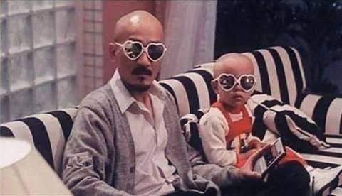 他是《最佳拍档》里光头佬的儿子,如今摆摊卖水果!