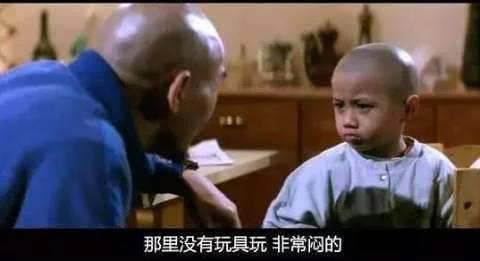 他是《最佳拍档》里光头佬的儿子,如今摆摊卖水果!