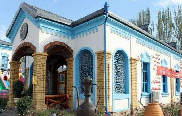 喀赞其民俗村是个彩色的小城,最吸引人的是“马的”和手工冰淇淋