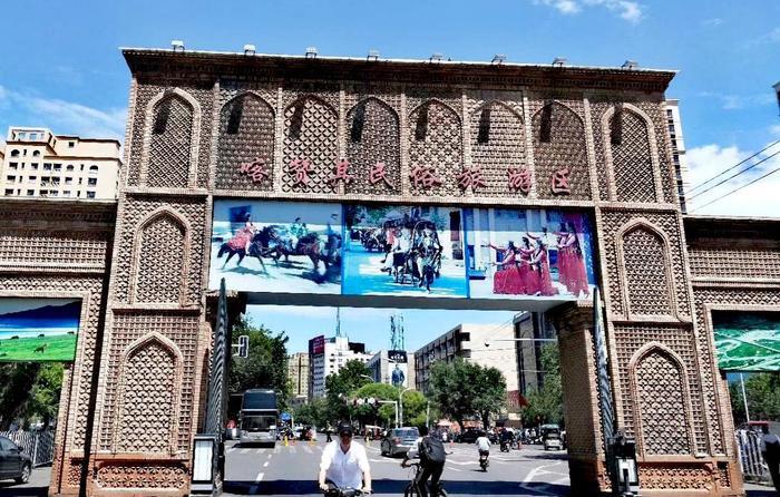 喀赞其民俗村是个彩色的小城,最吸引人的是“马的”和手工冰淇淋