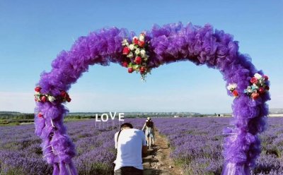 喀赞其民俗村是个彩色的小城,最吸引人的是“马的”和手工冰淇淋