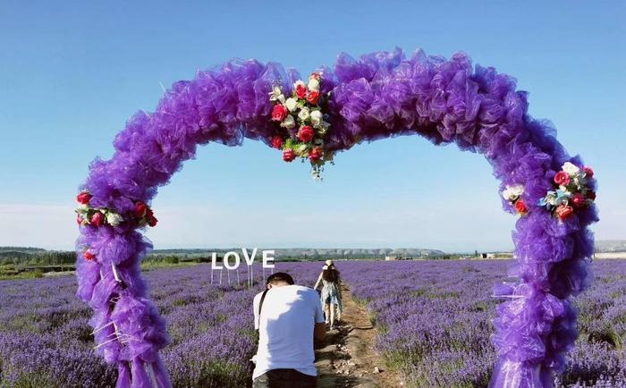 喀赞其民俗村是个彩色的小城,最吸引人的是“马的”和手工冰淇淋