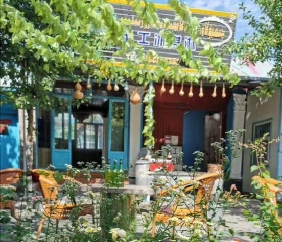 喀赞其民俗村是个彩色的小城,最吸引人的是“马的”和手工冰淇淋