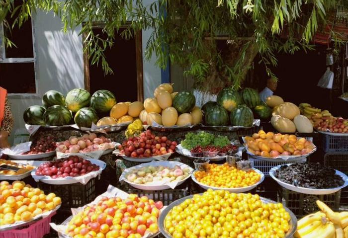 喀赞其民俗村是个彩色的小城,最吸引人的是“马的”和手工冰淇淋