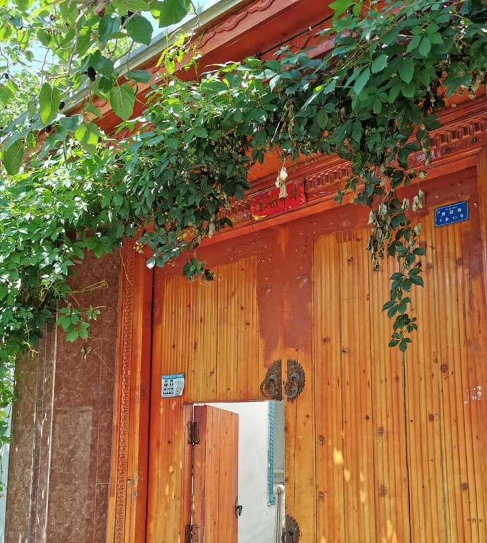 喀赞其民俗村是个彩色的小城,最吸引人的是“马的”和手工冰淇淋