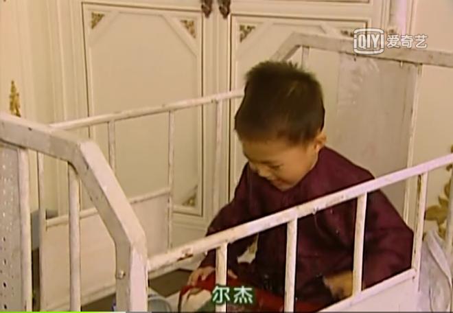 陆振华打她是不孝女,秦五爷打她不会来事,只有她打依萍最恶毒?