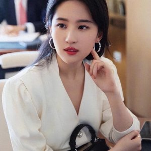 ​璀璨夺目：丹凤眼的独特魅力与跨文化审美融合