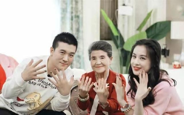 金莎的老公到底是谁（金莎自曝求黄圣依介绍男友）