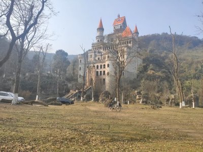 ​重庆耗资上亿修建城堡，烂尾废弃近8年成网红，城堡主人大有来头