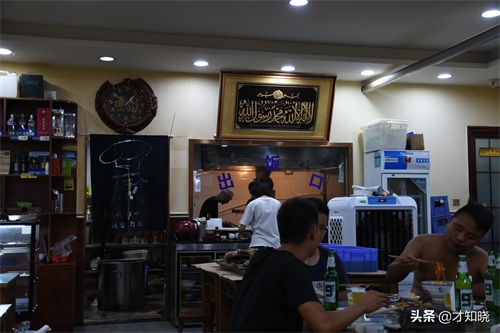 到陕西必吃的一种当地小吃—羊肉泡馍!顺便听一下羊肉泡馍的来历