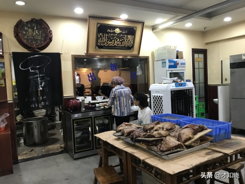 到陕西必吃的一种当地小吃—羊肉泡馍!顺便听一下羊肉泡馍的来历