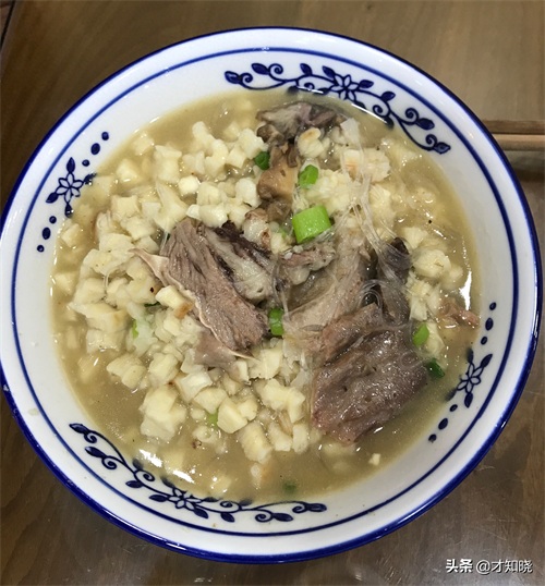 到陕西必吃的一种当地小吃—羊肉泡馍!顺便听一下羊肉泡馍的来历