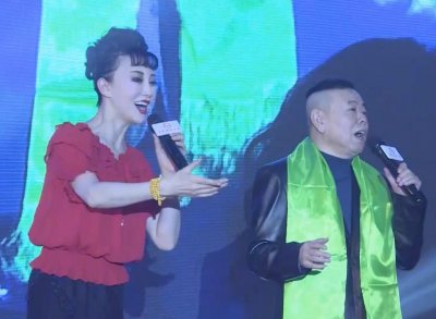 ​军旅歌唱家田美荣与潘长江再度合作演绎经典《过河》