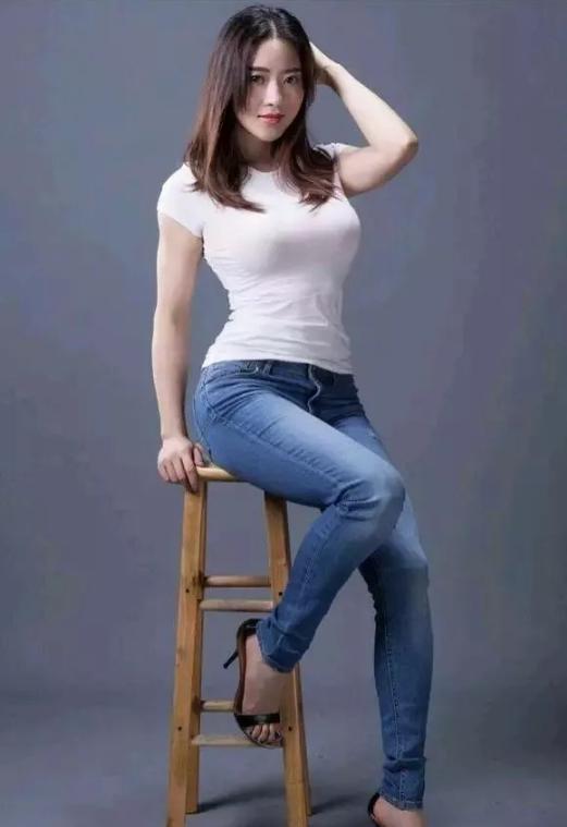 穿着清新牛仔裤,蒋娉婷美的让人挪不开眼睛,大街上最耀眼的存在