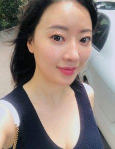 ​穿着清新牛仔裤，蒋娉婷美的让人挪不开眼睛，大街上最耀眼的存在