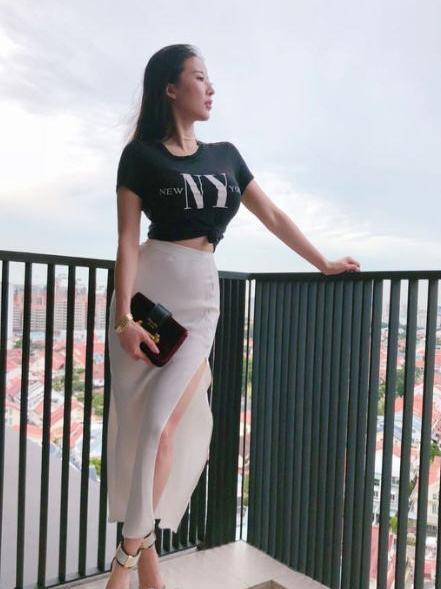 穿着清新牛仔裤,蒋娉婷美的让人挪不开眼睛,大街上最耀眼的存在