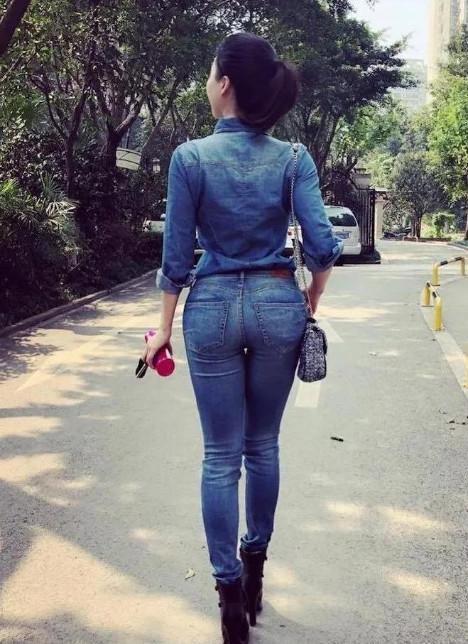 穿着清新牛仔裤,蒋娉婷美的让人挪不开眼睛,大街上最耀眼的存在