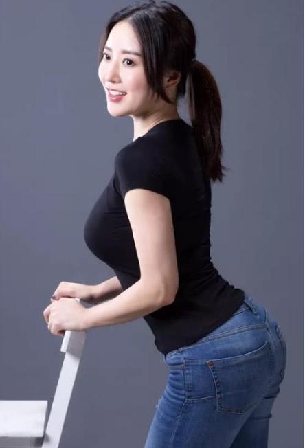 穿着清新牛仔裤,蒋娉婷美的让人挪不开眼睛,大街上最耀眼的存在