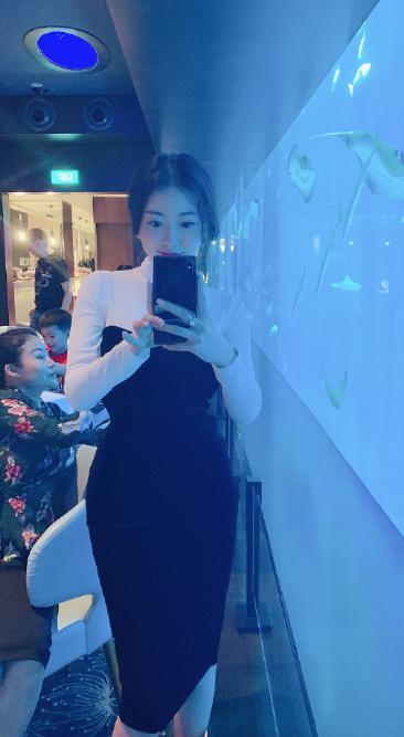 穿着清新牛仔裤,蒋娉婷美的让人挪不开眼睛,大街上最耀眼的存在