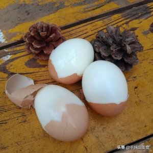 ​煮鸡蛋正确方法，轻松去皮不粘壳，2个小窍门，1分钟剥10个的方法