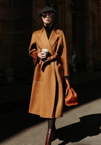 ​毛呢大衣不兴了，今年流行羊绒大衣，搭配这几条裤子超好看