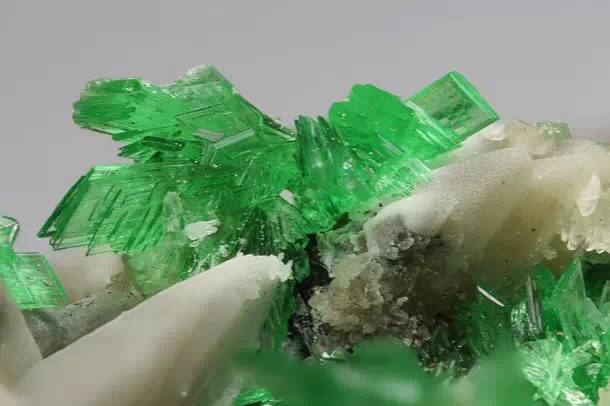 宝石鉴定怎么样鉴定（常见矿物宝石鉴别方法推荐）