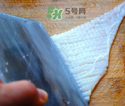 鱿鱼头怎么切？鱿鱼怎么切花刀