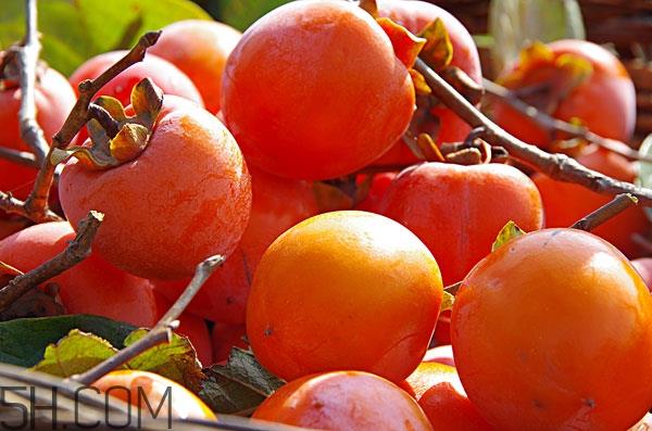 吃柿子舌头发涩怎么办 为什么吃柿子舌头发麻