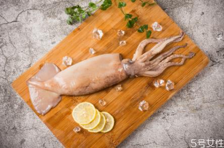 新鲜鱿鱼怎么切花刀 新鲜鱿鱼怎么炒好吃 新鲜鱿鱼怎么切花刀 新鲜鱿鱼怎么炒好吃