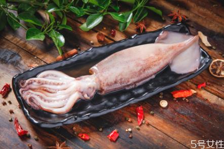 新鲜鱿鱼怎么切花刀 新鲜鱿鱼怎么炒好吃 新鲜鱿鱼怎么切花刀 新鲜鱿鱼怎么炒好吃