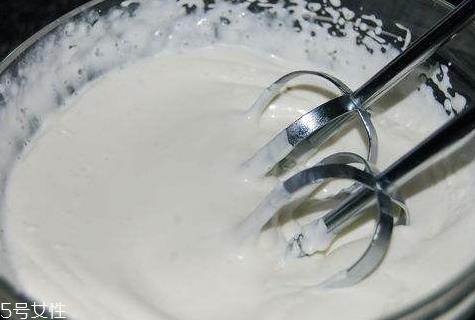 淡奶油为什么打发了半天还是稀的 淡奶油的打发技巧 淡奶油为什么打发了半天还是稀的 淡奶油的打发技巧