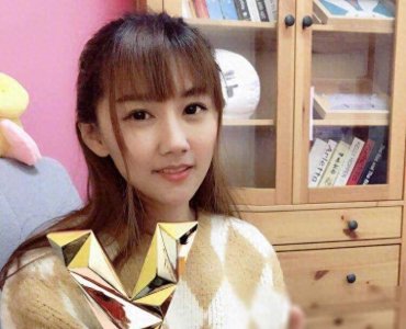 ​LPL初代女神小苍晒自拍，丝毫不像40岁的人，越来越年轻了