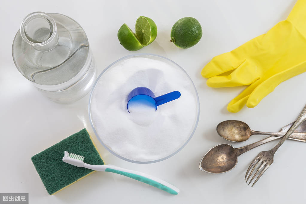 顽固的衣服污渍怎么去掉（衣服的陈年顽固污渍怎么去除）(图1)