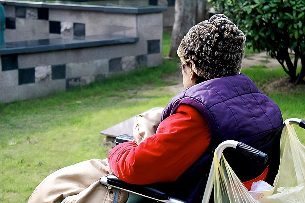 老人临终前什么表现（老人即将去世的征兆顺序）(图5)