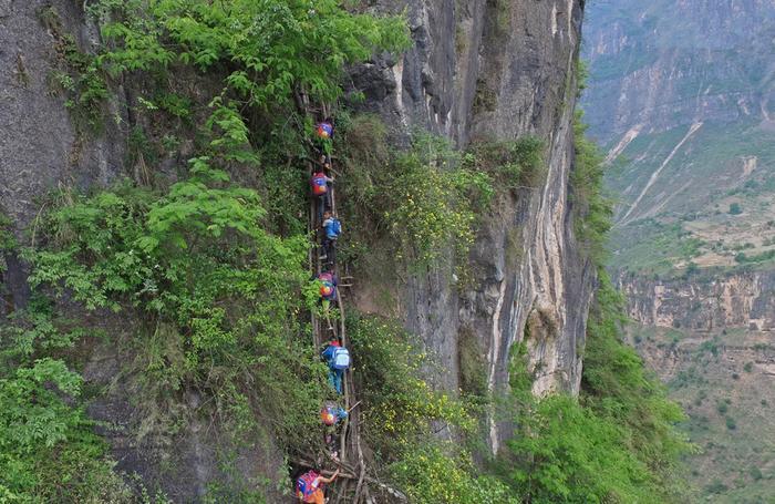大凉山有个悬崖村与世隔绝，出入走崖壁爬藤梯，娶老婆比登天还难