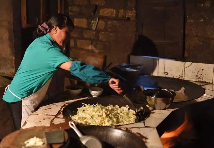 大凉山有个悬崖村与世隔绝，出入走崖壁爬藤梯，娶老婆比登天还难